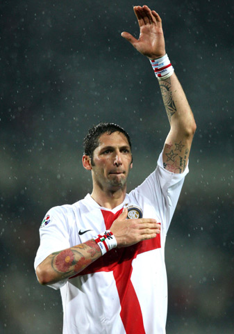 前锋远射破门，全场欢呼