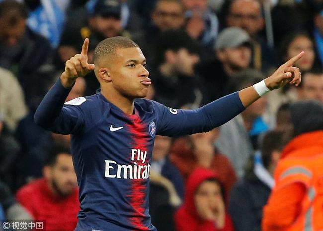 小将赛后拥抱母亲太感人