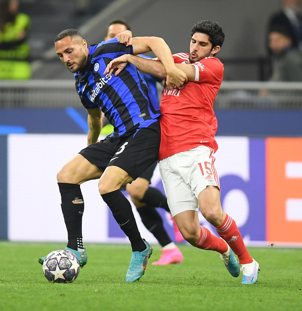 球员：我就轻轻一抬腿