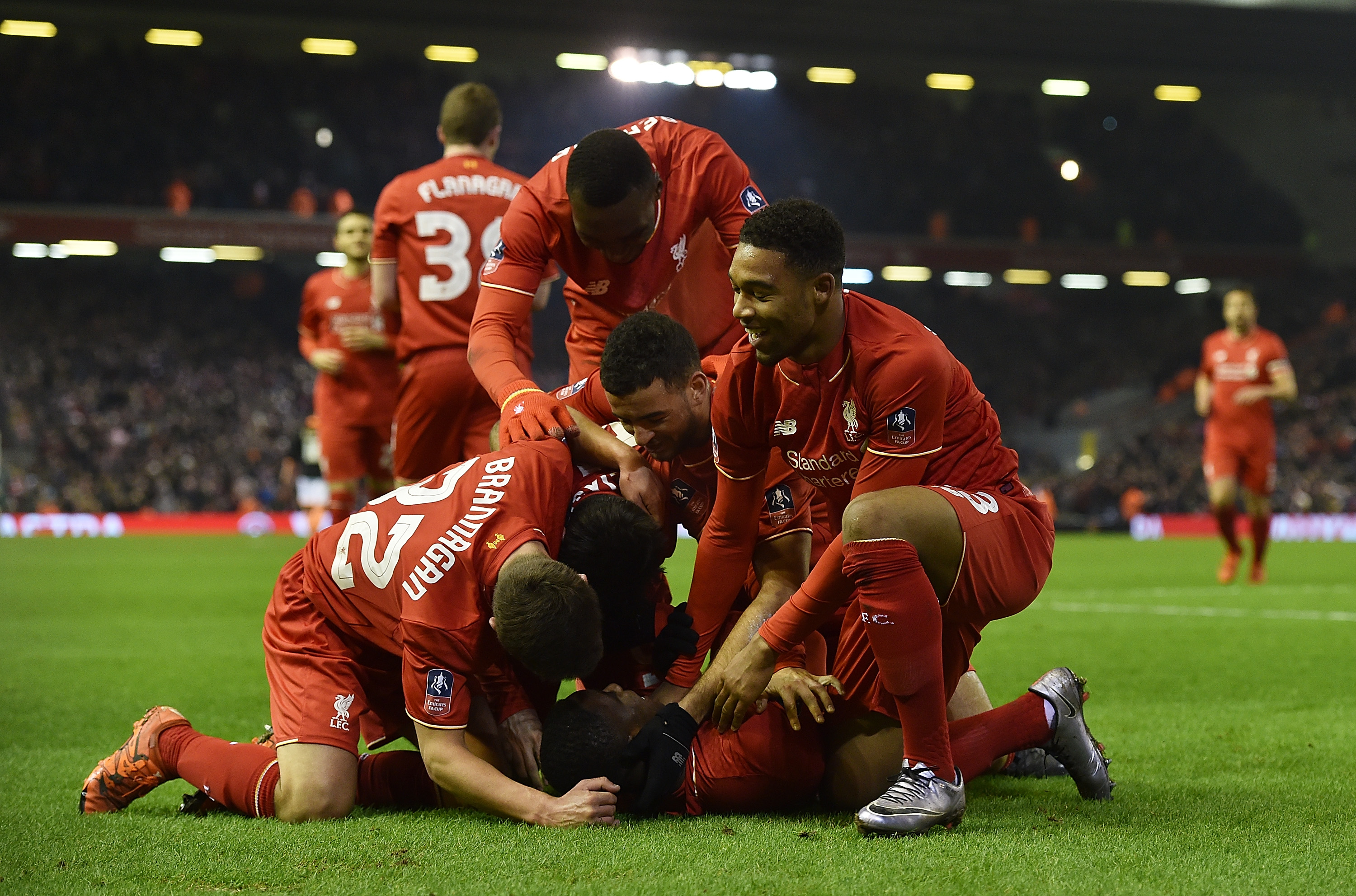 足球国足归化球员表现稳健，获媒体点赞