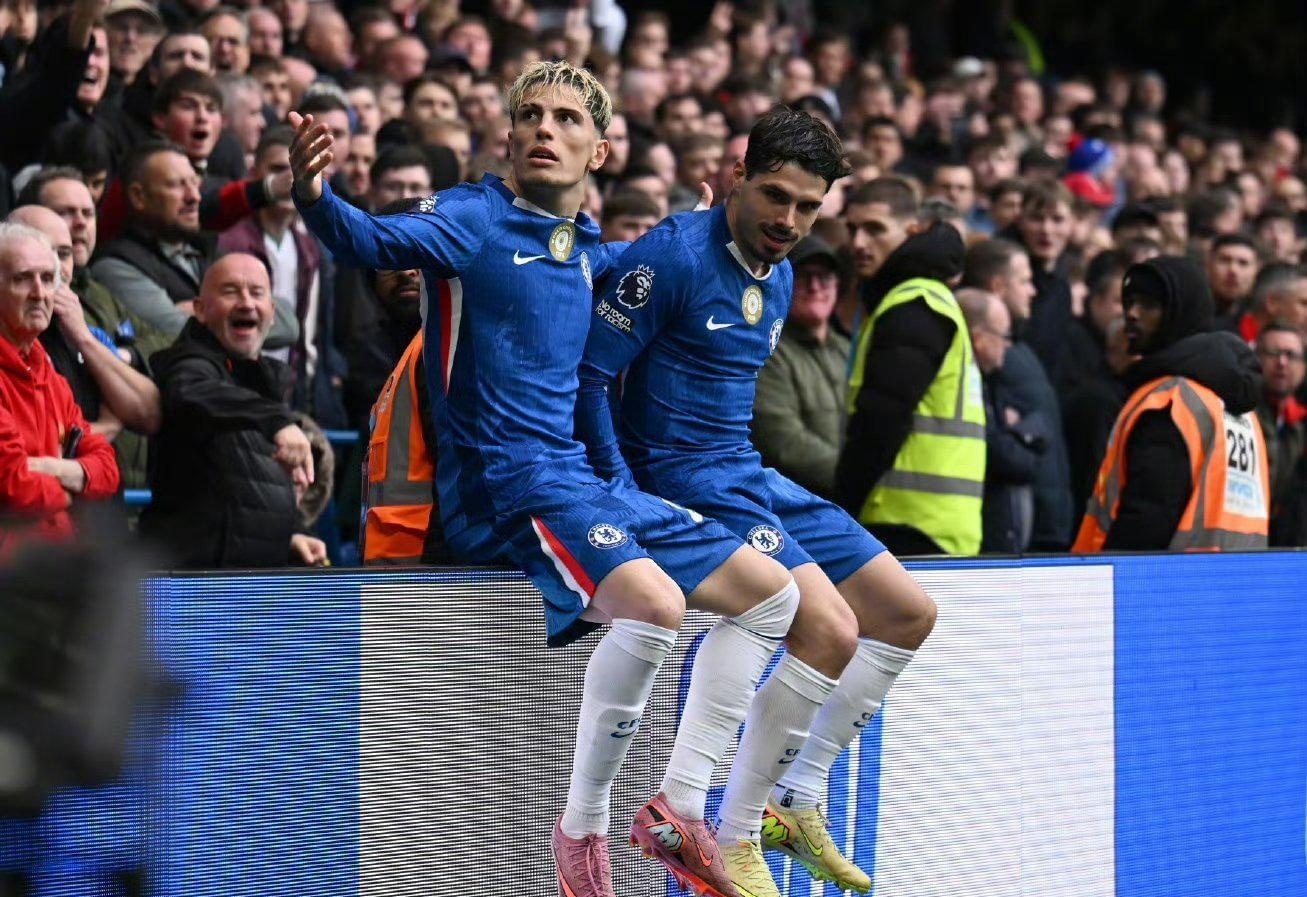 摩根：梅西最近也做了类似的肘击动作，却没人采取任何行动