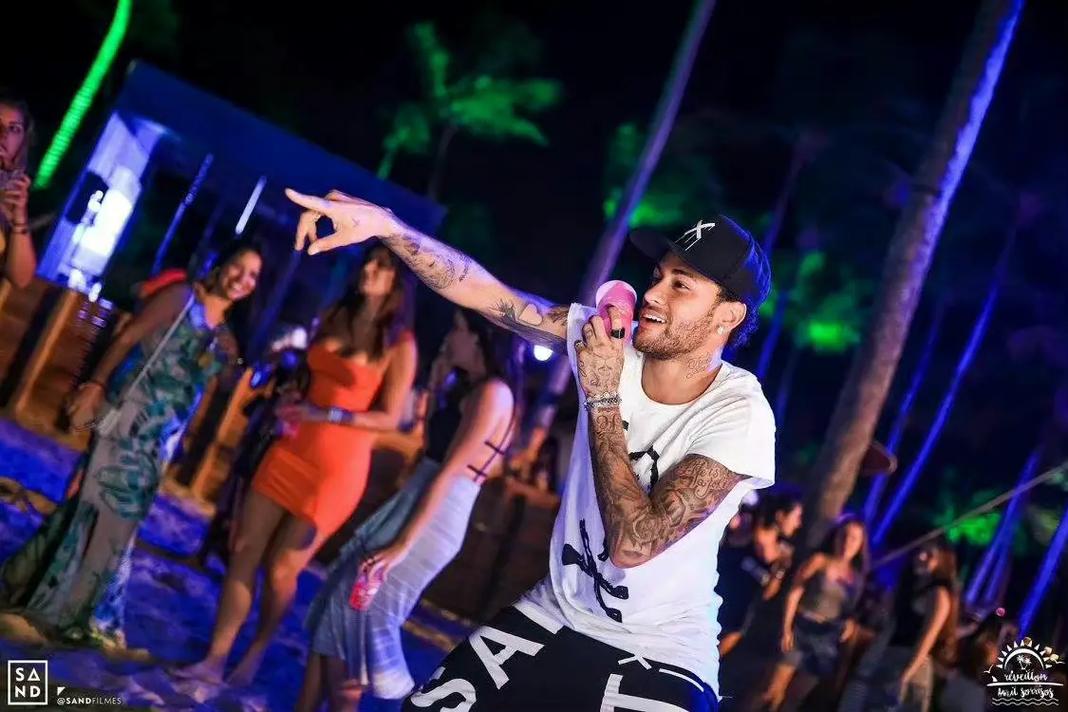 皇马近期面临高压，阿隆索执教遇阻，潜在替代者包括瓜迪奥拉、齐达内及阿韦罗亚，比赛关键影响其未来。