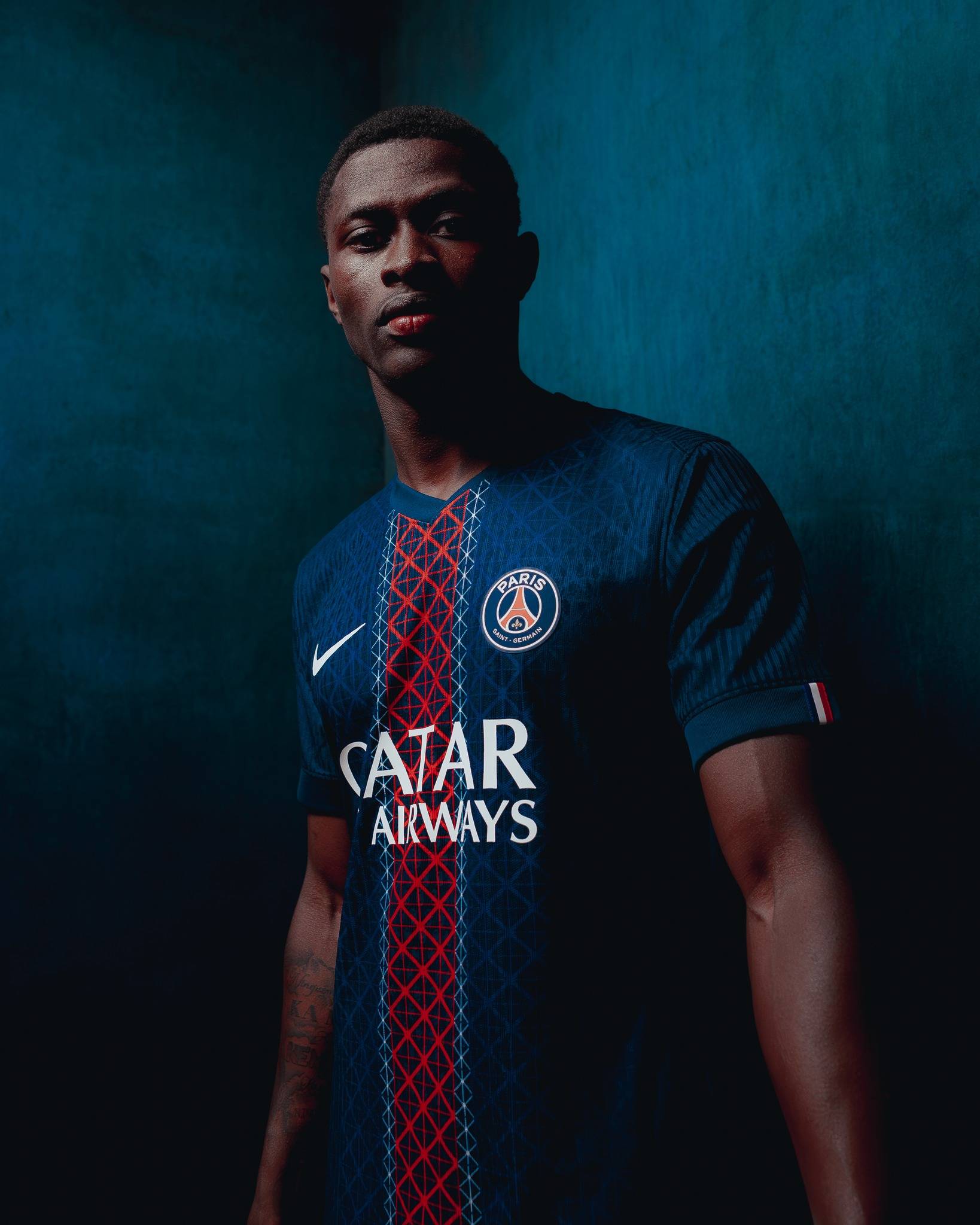 玉昆外援奥斯卡在老家开车时车辆突然起火，好在人没事