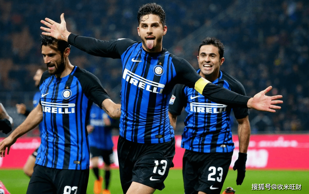 两张合影，一张和老乡一张和金靴。赛前法比奥说这场...