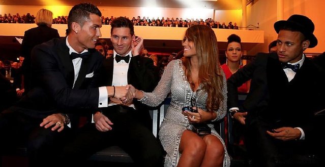 足球国足球迷自发制作横幅，为球队打气