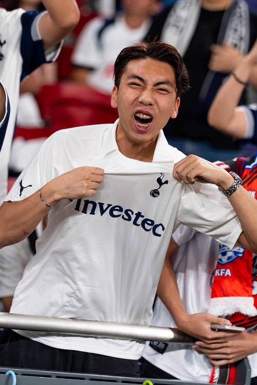 布拉德利：我小时候经常在自家花园里滑铲模仿杰拉德